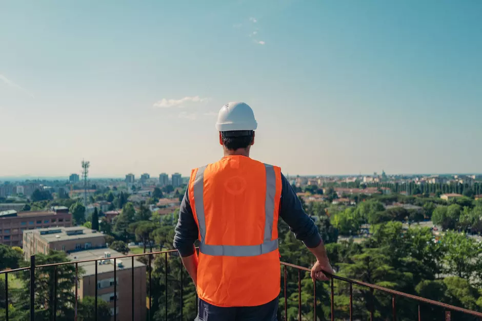 Ingénieur regarde l'horizon