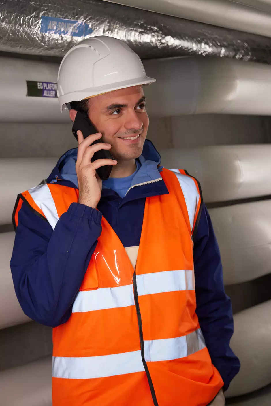 Ingénieur au téléphone