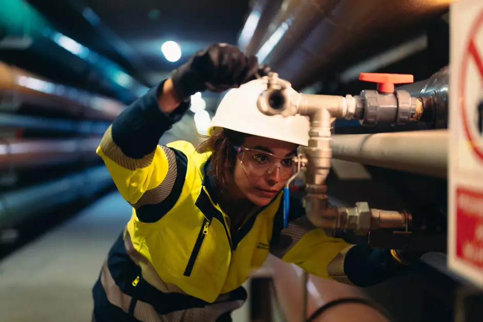 Eau, femme, réseau d'eau